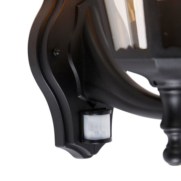 Außenwandleuchte mit Bewegungsmelder, Detailansicht der schwarzen Halterung und des Sensors.