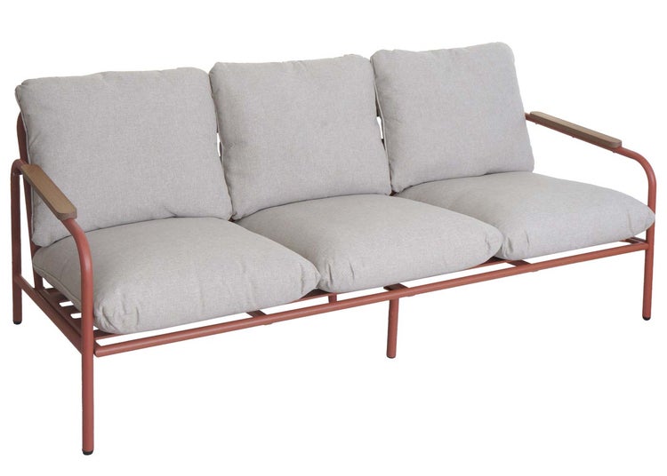 Dreisitziges Gartensofa mit terrakottafarbenem Metallgestell, Armlehnen aus Holz und beigefarbenen Polstern.