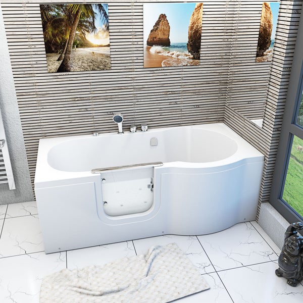 Barrierefreie Badewanne mit Tür und Duschkopf in modernem Badezimmer
