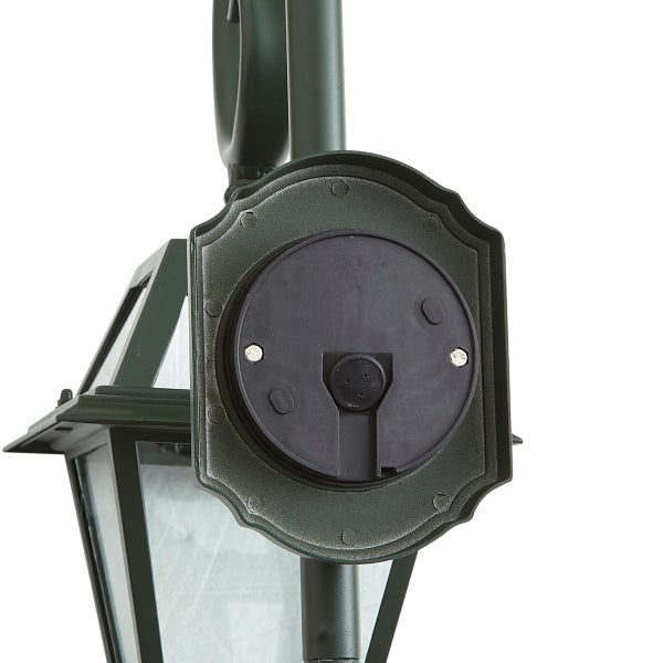 Rückansicht einer klassischen Außenwandleuchte mit Montageplatte aus Metall und Kunststoff.