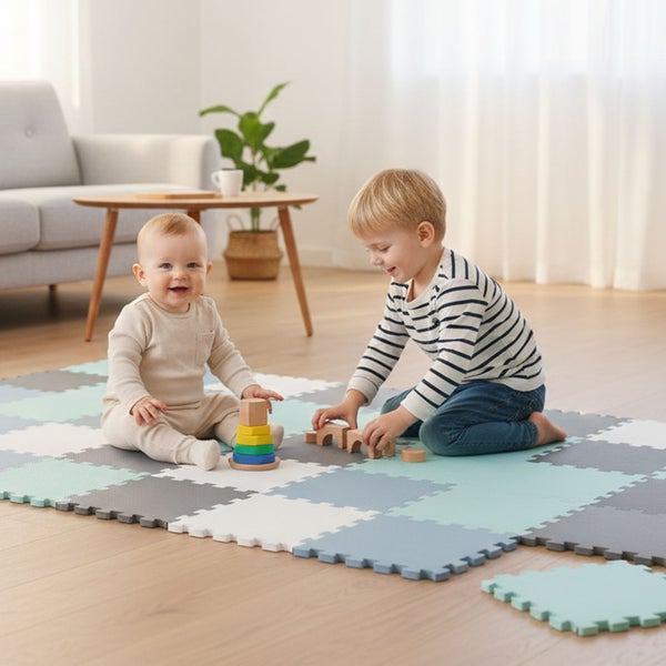 Zwei Kinder spielen auf einer modularen Spielmatte in einem Wohnzimmer mit Holzspielzeug.