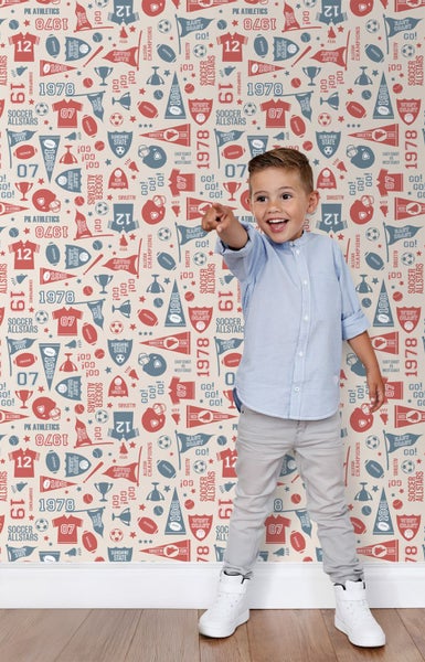 Ein Junge steht vor einer Wand mit Sportmotiven