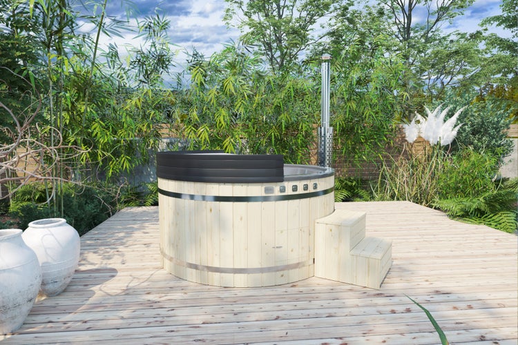 Holzbadewanne mit Treppe im Garten