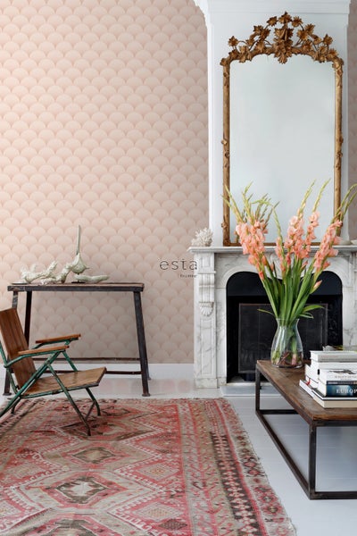 Wohnzimmer mit gemusterter Tapete, Kamin und Dekorationen für eine gemütliche Atmosphäre.