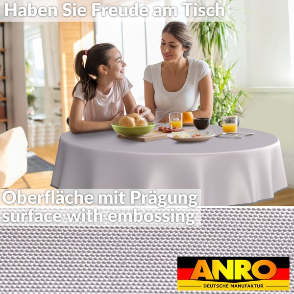 Familie sitzt am Esstisch mit ANRO Tischdecke und geprägter Oberfläche