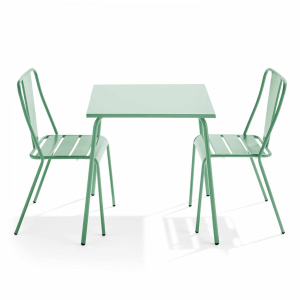 Grünes Gartenmöbel-Set aus Metall bestehend aus einem quadratischen Tisch und zwei Stühlen mit Sitzflächen aus Lamellen.
