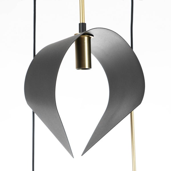Moderne Hängelampe mit geschwungenem Lampenschirm aus Metall