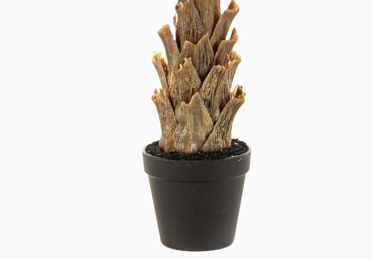 Künstlicher Palmenstamm mit strukturierter Rinde in einem schwarzen Topf.