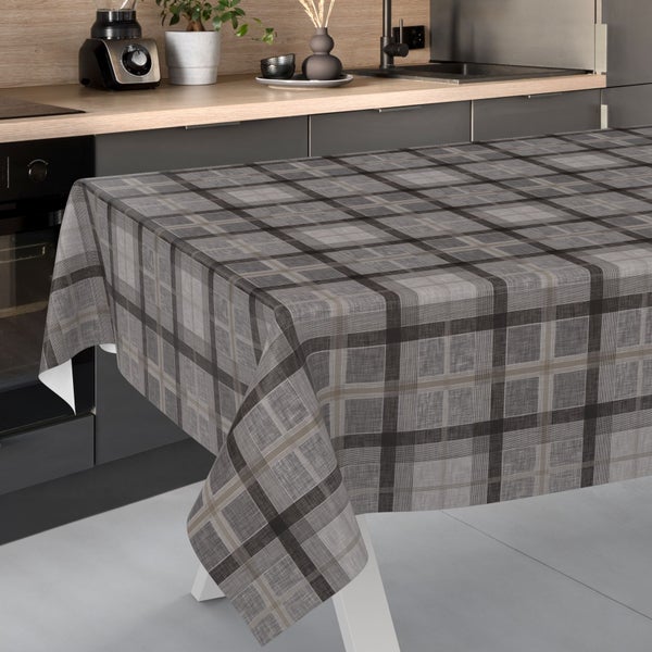 Karo-Tischdecke in einer modernen Küche mit dunklen Unterschränken und heller Arbeitsplatte.