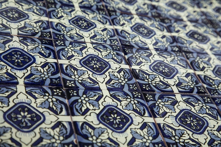 Nahaufnahme von blau-weissen Keramikfliesen mit floralem Muster