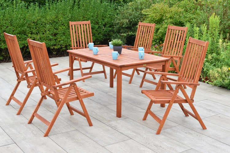 Gartensitzgruppe mit Holztisch und sechs Stühlen auf einer Terrasse