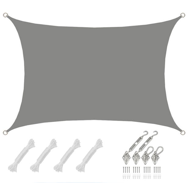 Rechteckiges Sonnensegel inklusive Befestigungsset mit Seilen, Spannschrauben, Wandösen, Schrauben und Dübeln.