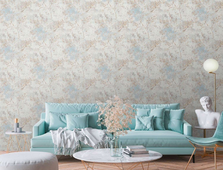 Wohnzimmer mit Vliestapete mit floralem Muster in einem modern eingerichteten Raum mit mintfarbenem Sofa und Marmortisch.