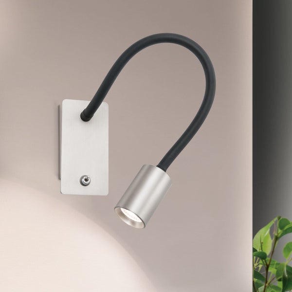 Moderne Wandleselampe mit flexiblem Arm und Schalter auf der Montageplatte zur gezielten Beleuchtung.