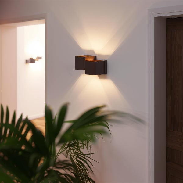 Moderne Wandleuchte in eckigem Design für den Innenbereich mit direktem und indirektem Lichtkegel an der Wand