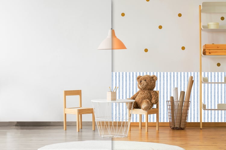 Kinderzimmer mit Tisch, Stuhl, Teddybär, Lampe und Regal