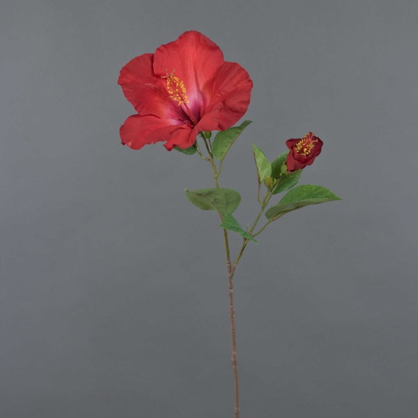 Künstliche Hibiskusblüte in Rot mit einer offenen Blüte, einer Knospe und grünen Blättern an einem braunen Stiel.