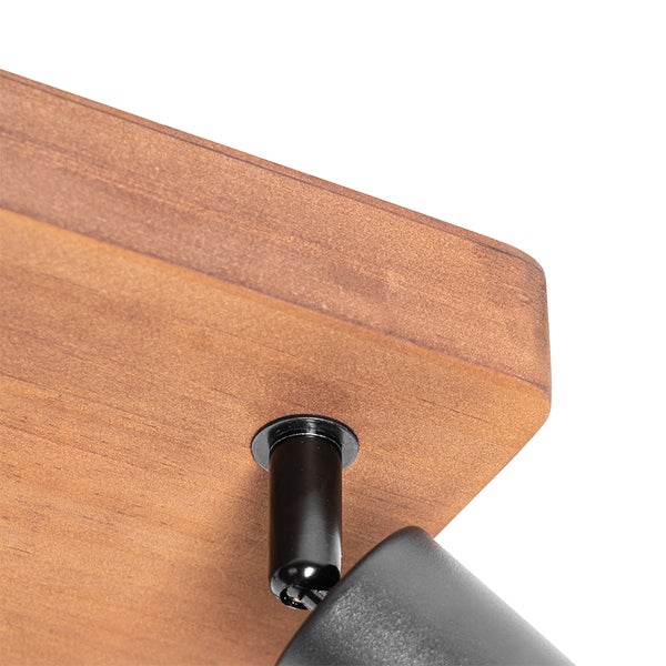 Detailansicht einer Deckenleuchte aus Holz mit schwarzem Metall-Spot