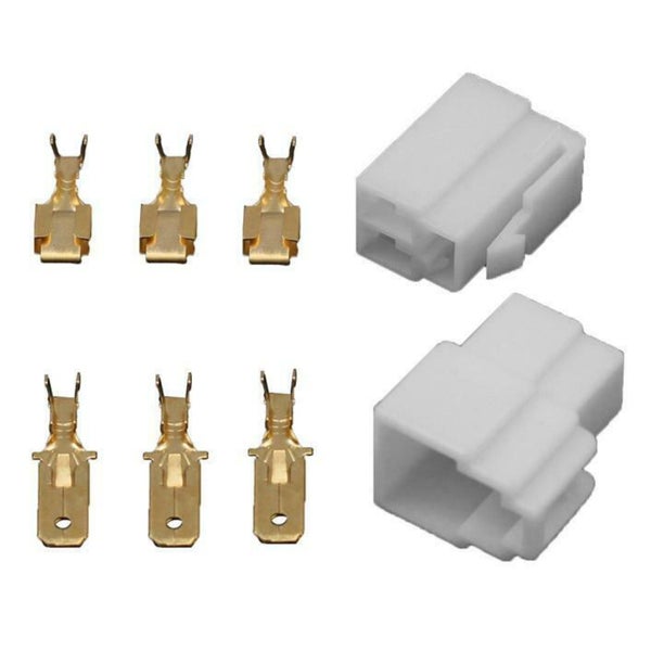 Set mit zwei Steckgehäusen aus Kunststoff und sechs Metall Flachsteckhülsen für elektrische Verbindungen