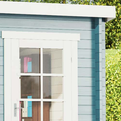 Detailansicht eines Gartenhauses mit Tür und Fenstern