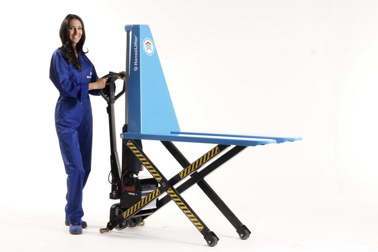 Elektro-Scherenhubwagen mit Bedienerin