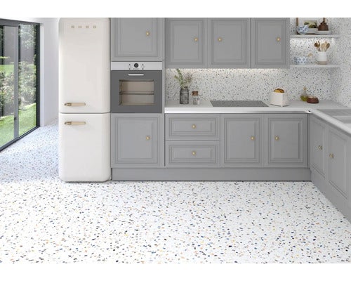 Helle Küche mit Retro-Kühlschrank, grauen Schränken und Terrazzoboden