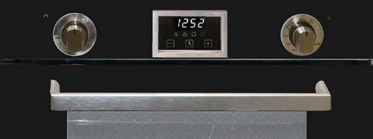 Einbau-Backofen mit Edelstahl-Drehreglern, Digitalanzeige und Metallgriff.