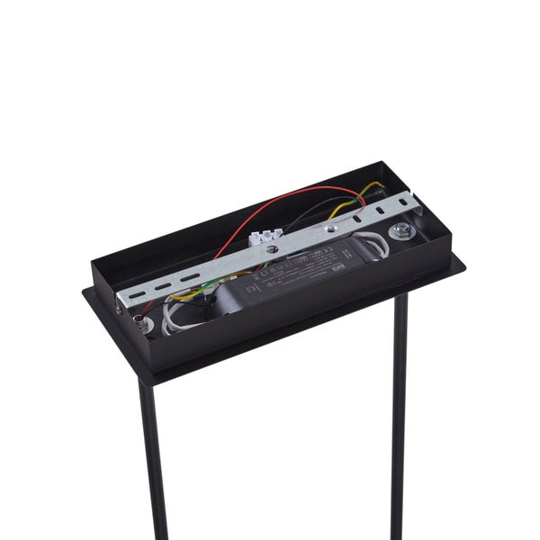 Innenansicht eines rechteckigen schwarzen Lampensockels mit LED-Treiber, Montagehalterung und Kabelanschlüssen.