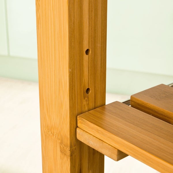 Detailansicht eines Badregals aus Bambus mit Fokus auf die Verbindung von Regalbrett und Ständer.