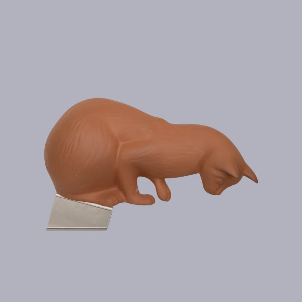 Firstfigur in Form einer Katze aus Ton mit Metallbefestigung.