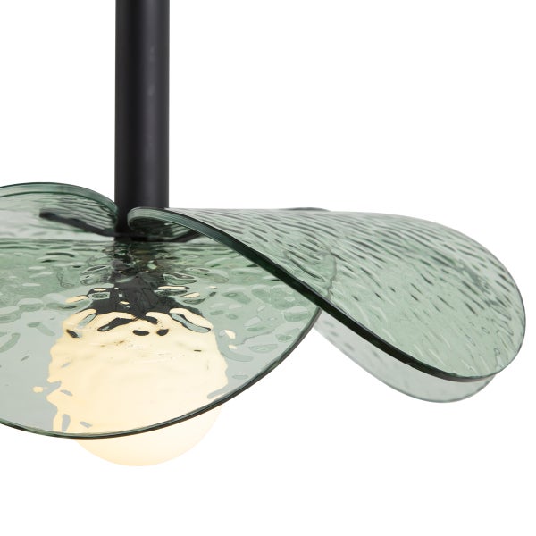 Moderne Deckenleuchte in Blumenform mit strukturiertem Glasschirm und Leuchtmittel.