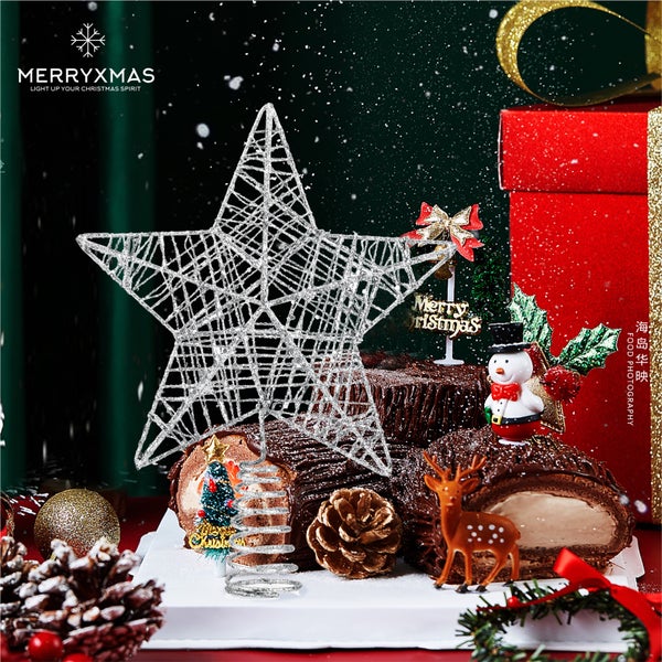 Dekorativer Weihnachtskuchen mit Stern, Tannenbaum, Schneemann und Reh.