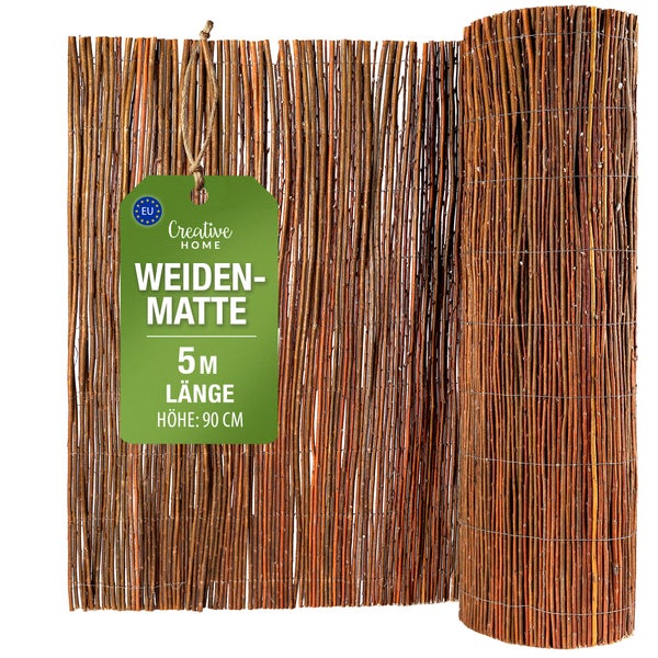 Helles Laminat in Holzoptik in einer modernen, offenen Küche mit Kochinsel, angrenzendem Flur und Treppenaufgang.