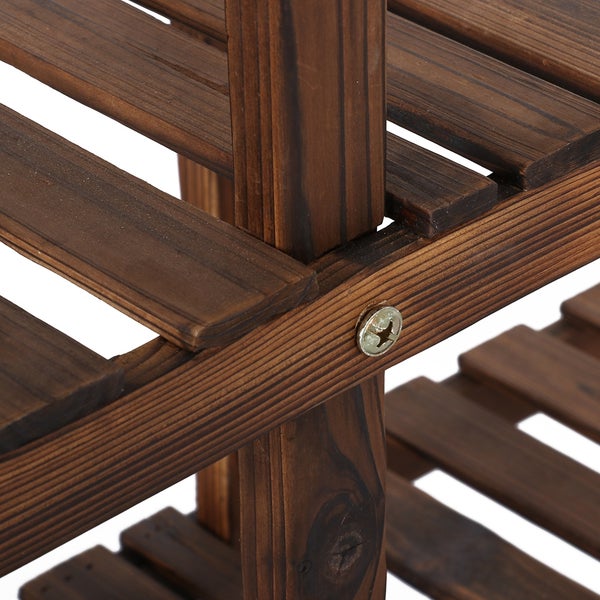 Detailaufnahme eines Holzregals mit Schraubenverbindungen