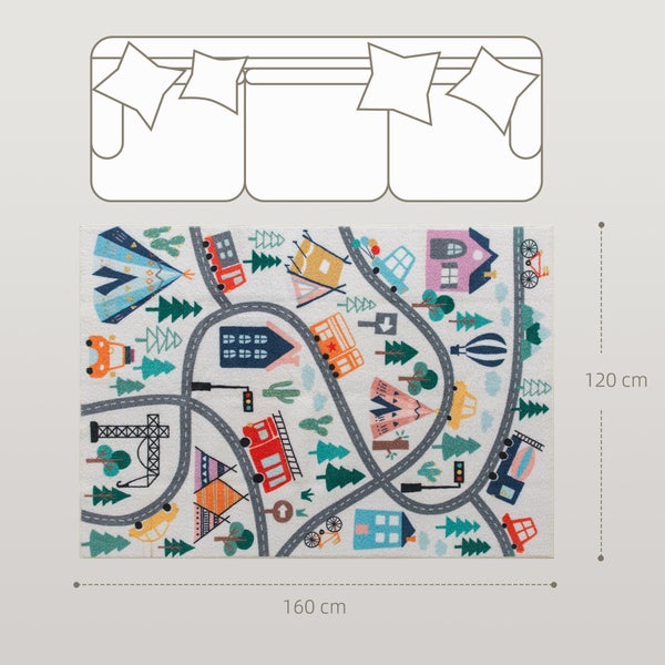 Kinderteppich mit Straßen- und Campingmotiv, 120 mal 160 Zentimeter, vor einem Sofa zur Größenveranschaulichung.