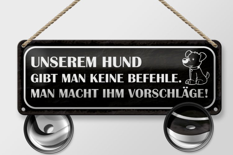 Blechschild Spruch 27x10cm unserem Hund gibt keine Befehle schwarzes Schild