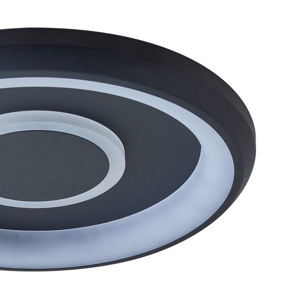 Detailansicht einer modernen Deckenleuchte mit matter Oberfläche und kreisförmigem Lichtelement.