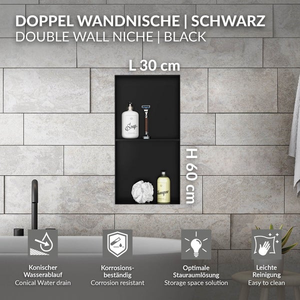 Schwarze Doppel-Wandnische, 30 Zentimeter breit und 60 Zentimeter hoch, eingebaut in eine geflieste Wand über einer Badewanne, befüllt mit Badzubehör.