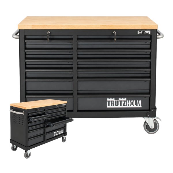Schwarzer Trutzholm Werkstattwagen mit Holz-Arbeitsplatte, zehn Schubladen, seitlichen Griffen und abschließbaren Fächern auf Rollen. Trutzholm Logo.