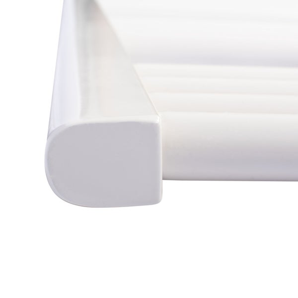 Nahaufnahme eines weißen Heizkörpers mit horizontalen Rundrohren und abgerundetem Seitenprofil.