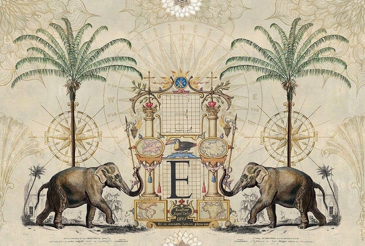Vliestapete im Kolonialstil mit zwei Elefanten, Palmen und historischen Weltkartenmotiven in symmetrischer Anordnung.