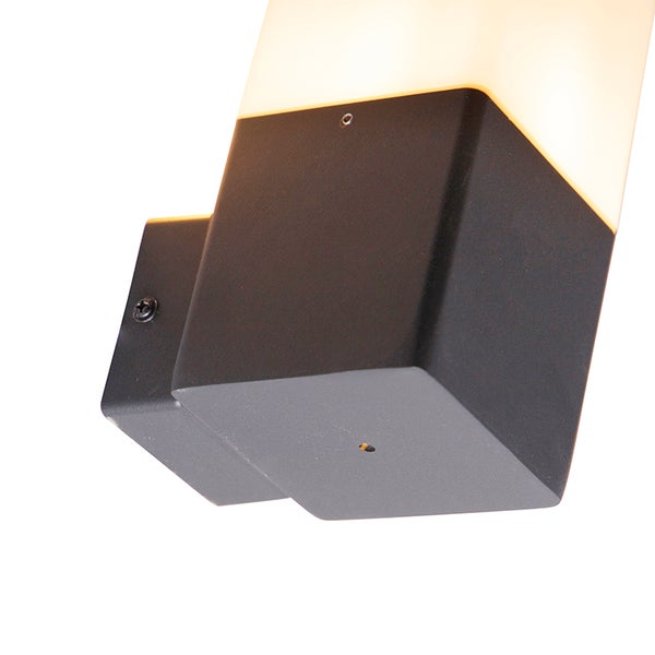 Moderne Außenwandleuchte mit quadratischem dunklem Metallsockel und weißem Diffusor.