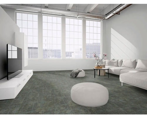 Modernes Wohnzimmer mit dunklem strukturiertem Bodenbelag, großen Sprossenfenstern, weißen Möbeln und einer Decke im Industriestil.