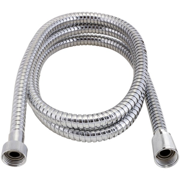 Ein flexibler Brauseschlauch aus Metall mit glänzender Oberfläche für den Anschluss an Duscharmaturen.