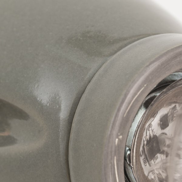 Nahaufnahme einer Leuchte mit Metalleinfassung und Glas