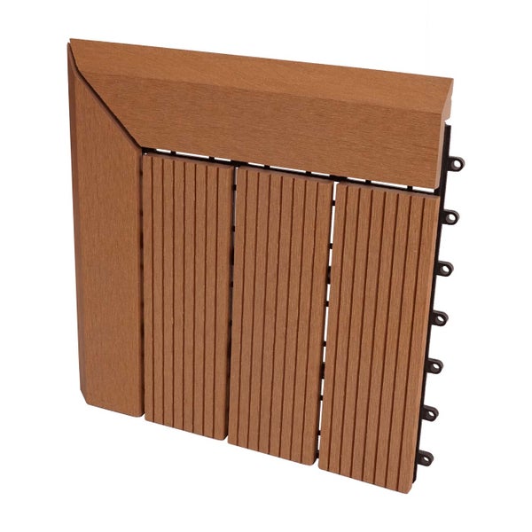 Klickfliese aus Wood-Plastic-Composite mit Abschlusskante und Eckstück in Holzoptik mit Riffelstruktur.