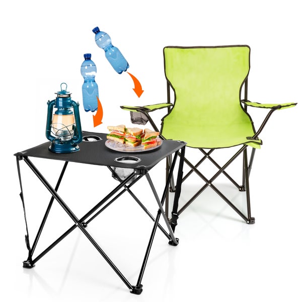 Campingtisch mit Laterne, Getränken und Imbiss neben Campingstuhl