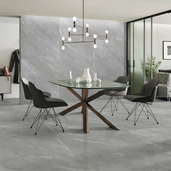 Innenraum mit Fliesen in Marmoroptik, Esstisch mit Stühlen und Deckenleuchte