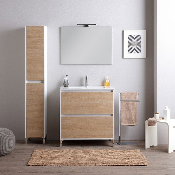 Helles, organisiertes Badezimmer mit weißem Waschtischunterschrank, zwei Schubladen in Holzoptik, passendem Hochschrank und rechteckigem Spiegel.