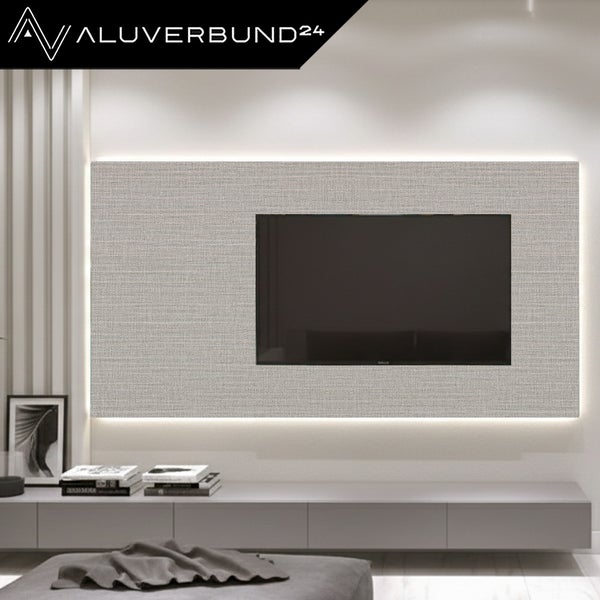 Wohnzimmerwand mit Aluverbund24 Logo, beleuchteter Textiloptik TV Wandpaneel und schwebendem TV Sideboard im modernen Design.